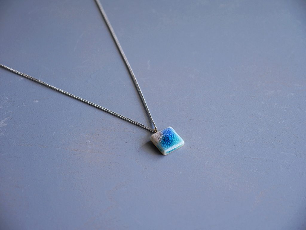 青い陶磁ネックレス