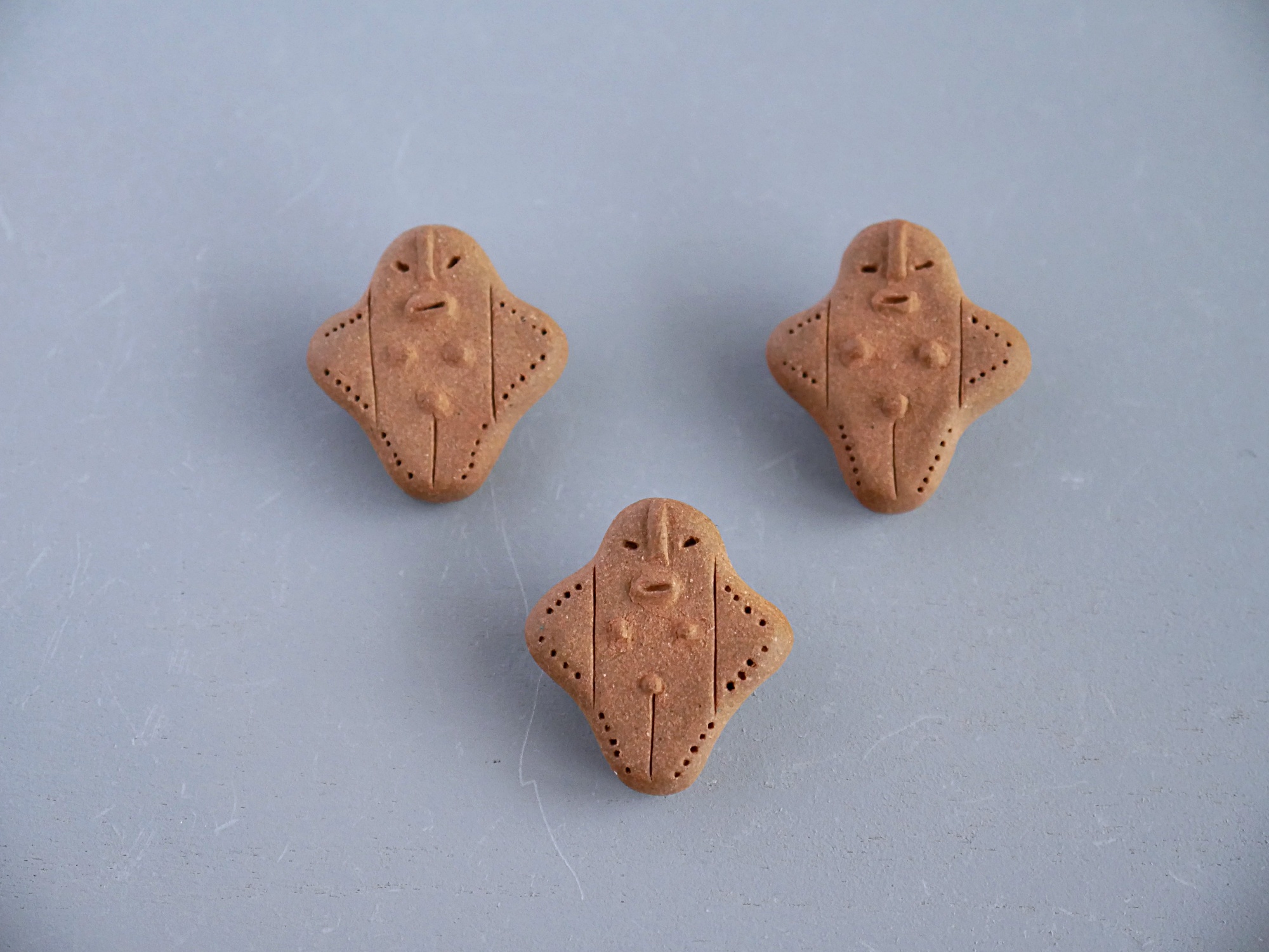 十字型板状土偶のアクセサリー - 陶芸作家 悦 -etsu-