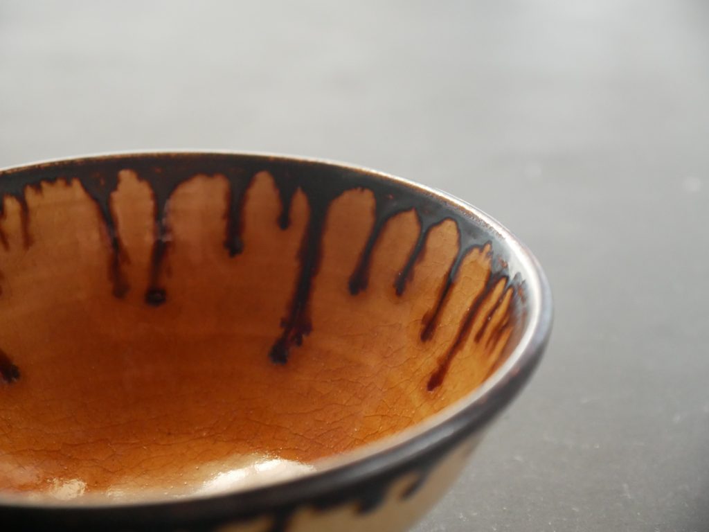 釉垂れ飴色茶碗